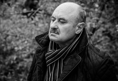 Olgun Avrupalı ya da Amerikalı erkek, filozofik portre, yaşlı yaşlı açık hava