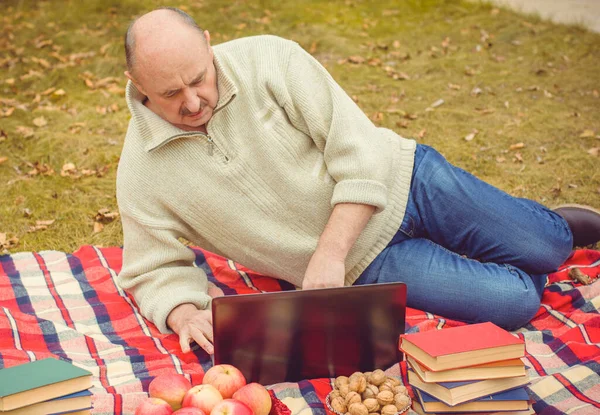 Hombre Mayor Descansando Picnic Otoño Con Buen Humor —  Fotos de Stock