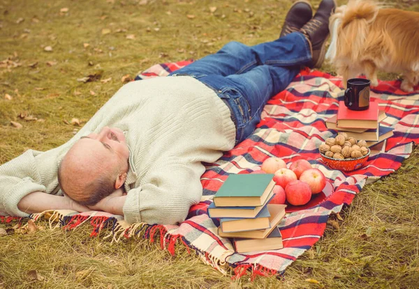 Hombre Mayor Descansando Picnic Otoño Con Buen Humor —  Fotos de Stock