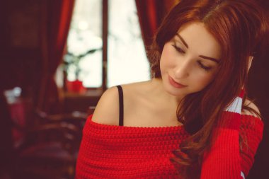 Kafede oturup bir şeyler düşünen sakin bir kız görüntüsü. Lokantada kahve içen kadın. Tatilde şık ve çekici bir bayan. Retro tarzı. Kadın sırrı kavramı