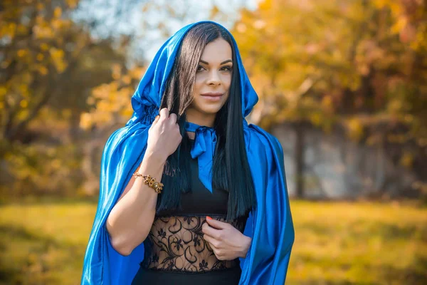 Frau Blauem Mantel Und Schwarzem Kleid Damenkostüme Mädchen Glamourösen Maskottchen — Stockfoto