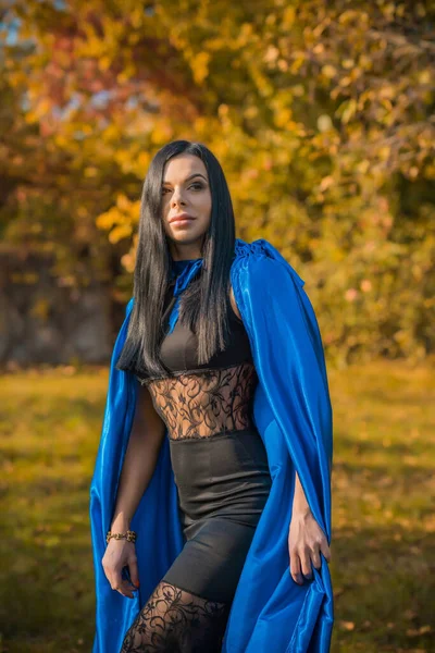 Mavi Pelerinli Siyah Elbiseli Kadın Bayanlar Için Kostümler Büyüleyici Maskeli — Stok fotoğraf