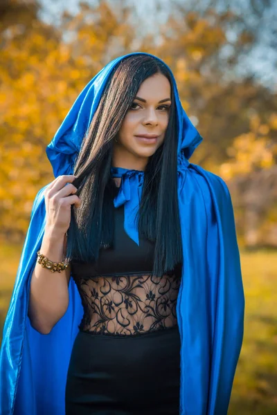 Kék Köpenyben Fekete Ruhában Jelmezek Hölgyeknek Lány Csillogó Sminkes Ruhában — Stock Fotó