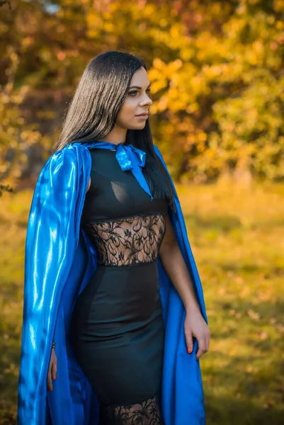Mavi Pelerinli Siyah Elbiseli Kadın Bayanlar Için Kostümler Büyüleyici Maskeli — Stok fotoğraf