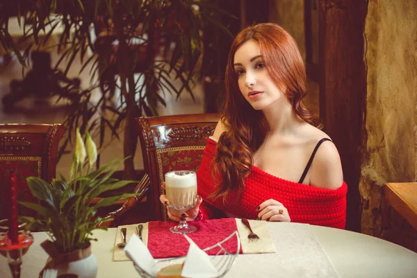 Image Une Fille Sereine Assise Dans Café Réfléchissant Quelque Chose — Photo