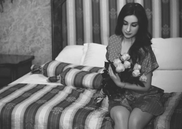 Foto Mujer Linda Con Rosa Estado Ánimo Romántico Dormitorio Celebrar —  Fotos de Stock