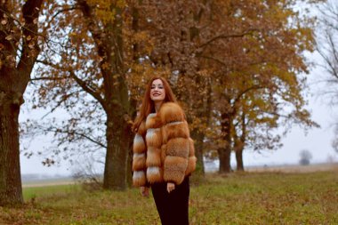 Doğa ve insan kavramı. Genç ve güzel bir kadın dağlarda dinleniyor. Oldukça iyi bir kadın gezgin rahatlar. Hayatın tadını çıkarmak, konsept macera açık havada aktif tatiller