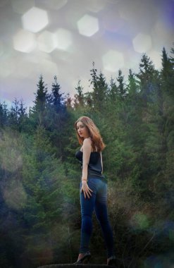 Doğa ve insan kavramı. Genç ve güzel bir kadın dağlarda dinleniyor. Oldukça iyi bir kadın gezgin rahatlar. Hayatın tadını çıkarmak, konsept macera açık havada aktif tatiller