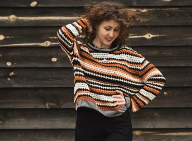 Modern bayan için modaya uygun Boho tarzı ve giysi ayrıntıları, moda fikirleri.