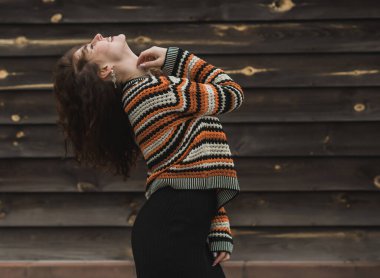 Modern bayan için modaya uygun Boho tarzı ve giysi ayrıntıları, moda fikirleri.