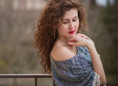 Modern bayan için modaya uygun Boho tarzı ve giysi ayrıntıları, moda fikirleri.