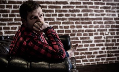 Üzgün, yalnız bir genç adamın hayatta motivasyonu yok. Depresyonda, üzgün ve pozitif sorunları yok.