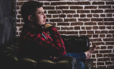 Üzgün, yalnız bir genç adamın hayatta motivasyonu yok. Depresyonda, üzgün ve pozitif sorunları yok.