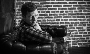 Üzgün, yalnız bir genç adamın hayatta motivasyonu yok. Depresyonda, üzgün ve pozitif sorunları yok.