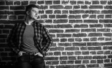 Üzgün, yalnız bir genç adamın hayatta motivasyonu yok. Depresyonda, üzgün ve pozitif sorunları yok.