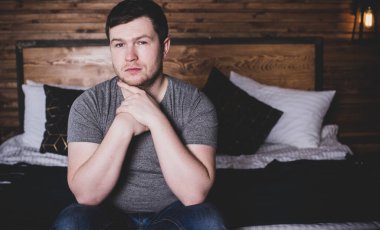 Üzgün, yalnız bir genç adamın hayatta motivasyonu yok. Depresyonda, üzgün ve pozitif sorunları yok.