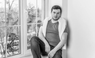 Üzgün, yalnız bir genç adamın hayatta motivasyonu yok. Depresyonda, üzgün ve pozitif sorunları yok.