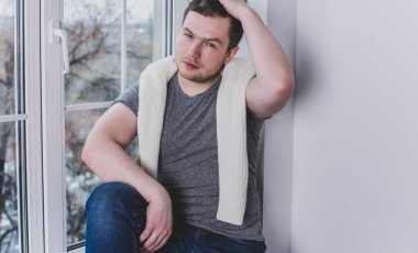 Üzgün, yalnız bir genç adamın hayatta motivasyonu yok. Depresyonda, üzgün ve pozitif sorunları yok.