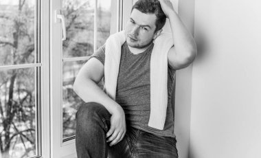 Üzgün, yalnız bir genç adamın hayatta motivasyonu yok. Depresyonda, üzgün ve pozitif sorunları yok.