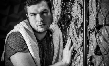 Üzgün, yalnız bir genç adamın hayatta motivasyonu yok. Depresyonda, üzgün ve pozitif sorunları yok.