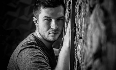 Üzgün, yalnız bir genç adamın hayatta motivasyonu yok. Depresyonda, üzgün ve pozitif sorunları yok.