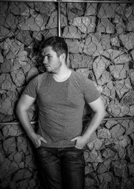 Üzgün, yalnız bir genç adamın hayatta motivasyonu yok. Depresyonda, üzgün ve pozitif sorunları yok.