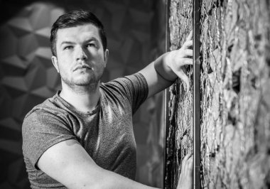 Üzgün, yalnız bir genç adamın hayatta motivasyonu yok. Depresyonda, üzgün ve pozitif sorunları yok.