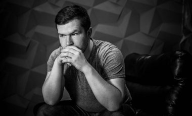 Üzgün, yalnız bir genç adamın hayatta motivasyonu yok. Depresyonda, üzgün ve pozitif sorunları yok.