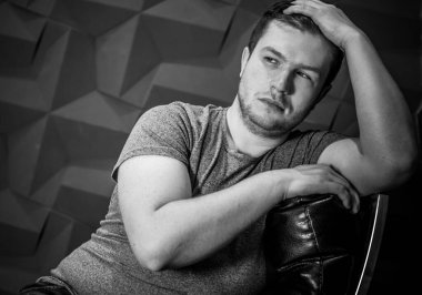 Sorunlar ve deneyimler, büyük şehir yaşamındaki genç insanların farklı ruh halleri. Erkeklerin felsefesi