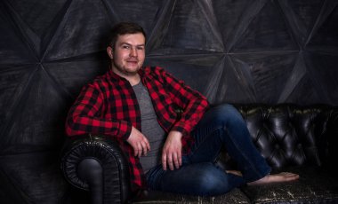 Sorunlar ve deneyimler, büyük şehir yaşamındaki genç insanların farklı ruh halleri. Erkeklerin felsefesi