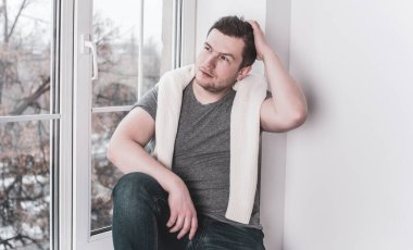 Sorunlar ve deneyimler, büyük şehir yaşamındaki genç insanların farklı ruh halleri. Erkeklerin felsefesi