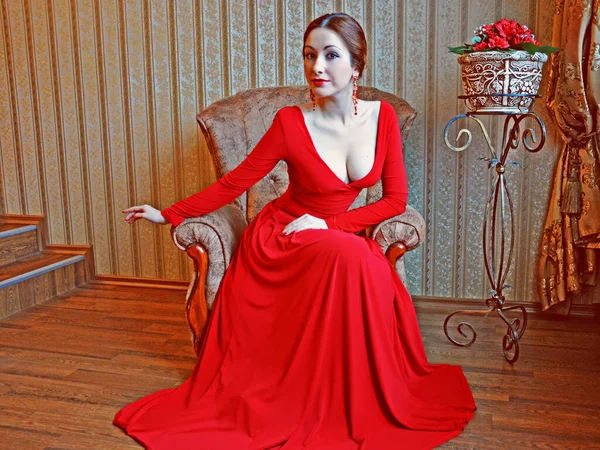 バロック ルネサンス ロココ様式のリビングルームで長い赤いドレスで暗い髪を持つエレガントな女性 — ストック写真