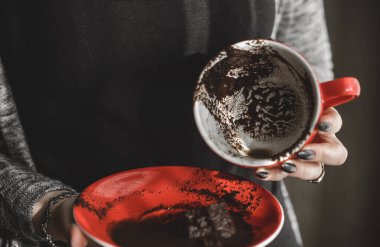 Falcı kahinlerin kahve telvesinde mistik bir sahne, kehanet kavramı.