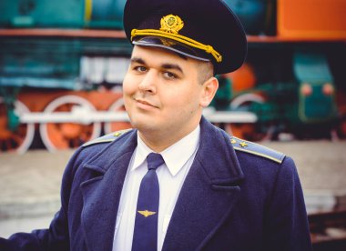 Avrupalı ya da Amerikalı tren kondüktörü bir platformda ve diğer trenlerde görevdedir. Demiryolu, buharlı trenler, klasik trenler.