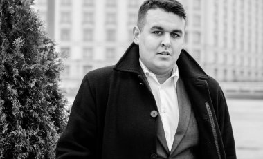 Genç ve cüsseli adam rahatlıyor ve manzaranın tadını çıkarıyor. Büyük şehir yaşamındaki tombul insanlar konsepti. Şehir merkezindeki şişman iş adamının görüntüsü