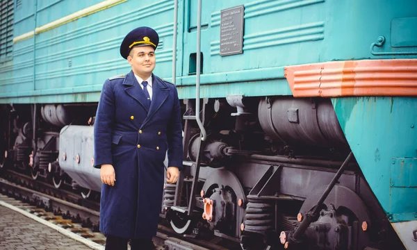 미국인 지휘자는 열차에서 임무를 수행하고 기관차 빈티지 — 스톡 사진