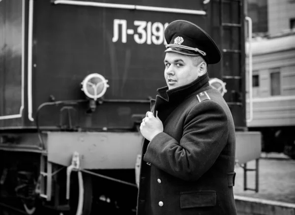 Der Europäische Oder Amerikanische Zugbegleiter Hat Seinen Dienst Auf Einem — Stockfoto