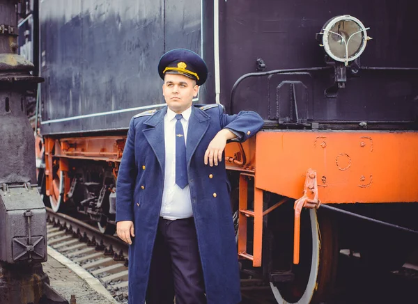 미국인 지휘자는 열차에서 임무를 수행하고 기관차 빈티지 — 스톡 사진