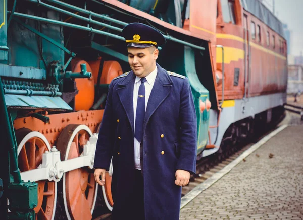 Europese Amerikaanse Treinconducteur Een Perron Andere Treinen Aan Het Werk — Stockfoto