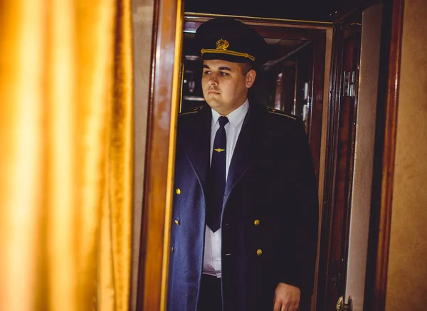 Der Europäische Oder Amerikanische Zugbegleiter Hat Seinen Dienst Auf Einem — Stockfoto