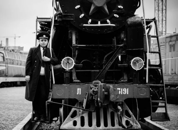 Conductor Tren Europeo Americano Está Deber Una Plataforma Otros Trenes —  Fotos de Stock