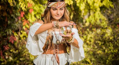 Çingene kadın geleceği tahmin ediyor, Boho mistik tarzı. Sihirli şeyleri olan çingene kadın, esrarengiz ve sihirli bir kavram. Modern vintage elementler