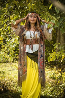 Çingene kadın geleceği tahmin ediyor, Boho mistik tarzı. Sihirli şeyleri olan çingene kadın, esrarengiz ve sihirli bir kavram. Modern vintage elementler