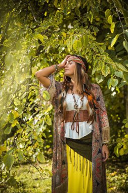 Çingene kadın geleceği tahmin ediyor, Boho mistik tarzı. Sihirli şeyleri olan çingene kadın, esrarengiz ve sihirli bir kavram. Modern vintage elementler