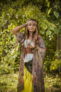 Çingene kadın geleceği tahmin ediyor, Boho mistik tarzı. Sihirli şeyleri olan çingene kadın, esrarengiz ve sihirli bir kavram. Modern vintage elementler