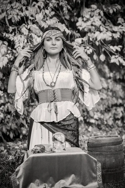 Cikánka Předpovídá Budoucnost Mystický Styl Boho Cikánka Kouzelnou Esoterickou Magickou — Stock fotografie