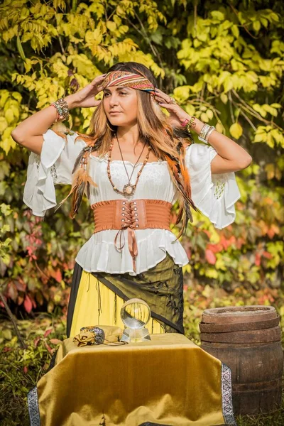 Zigeunervrouw Voorspelt Toekomst Boho Mystieke Stijl Zigeunerdame Met Een Magisch — Stockfoto