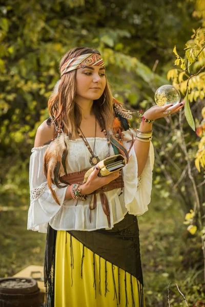ジプシーの女は未来を予測するボホ神秘的なスタイル 魔法のようなもの 神秘的で魔法の概念を持つジプシーの女性 近代的なヴィンテージ要素 — ストック写真