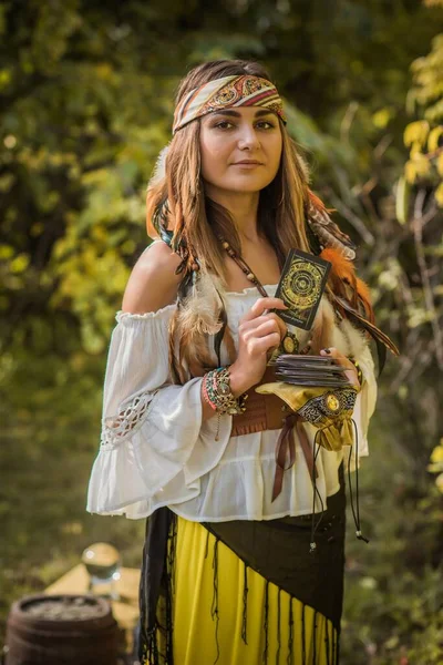 Zigeunervrouw Voorspelt Toekomst Boho Mystieke Stijl Zigeunerdame Met Een Magisch — Stockfoto