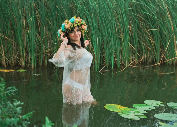 Sirène Belle Fille Avec Nymphée Robe Dentelle Milieu Été Portrait — Photo